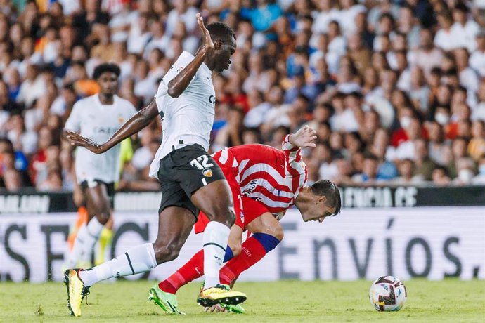 Archivo - Mouctar Diakhaby y Álvaro Morata en el Valencia-Atlético de Madrid de la primera vuelta de LaLiga Santander 2022-23
