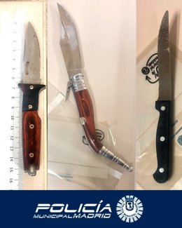 Armas blancas incautadas en la reyerta.