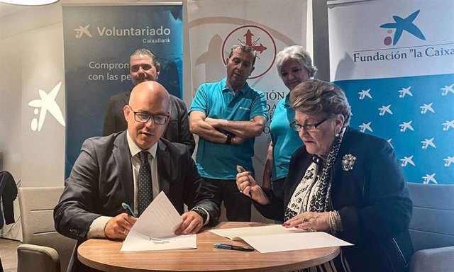 Amador Carmona y Olga Caballero firman el convenio que sustenta la iniciativa 'Sillas para todos'.