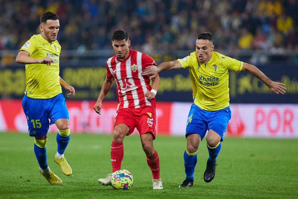 Archivo - Lucas Robertone pelea un balón con San Emeterio y Lucas Pérez en el Cádiz-Almería de LaLiga Santander 2022-2023