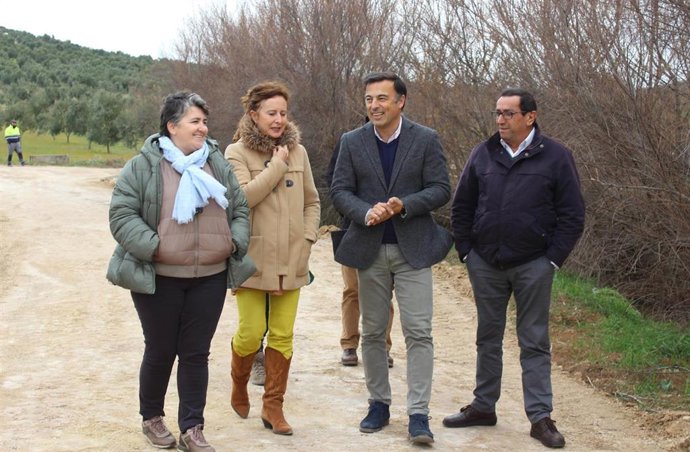 David Gil en obras de majora de caminos rurales en Olvera.