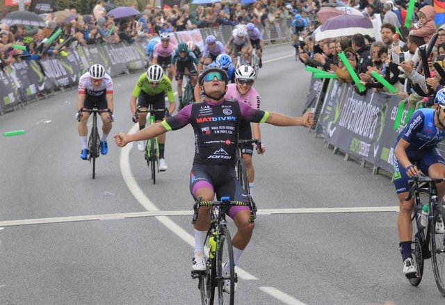 Luis Carlos Chia (Matdiver) conquista la tercera etapa de la Vuelta a Extremadura.