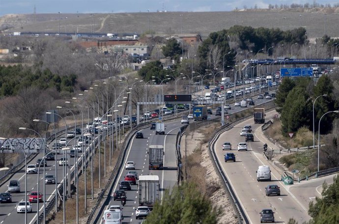 Atasco en la autovía A3, a 17 de marzo de 2023, en Madrid (España). 