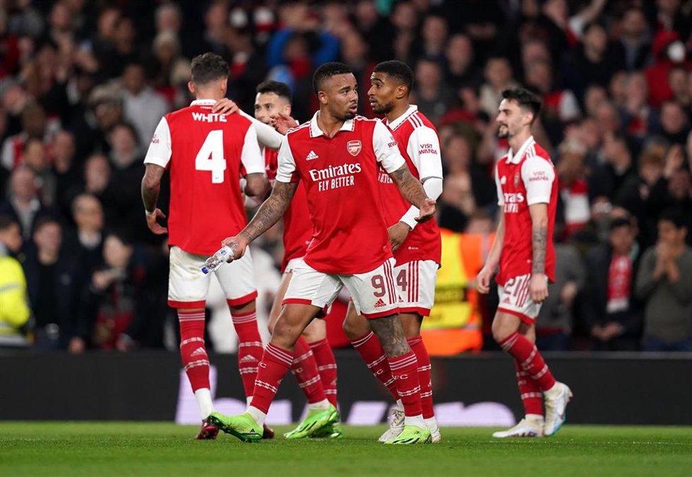 El delantero del Arsenal Gabriel Jesús, junto a sus compañeros en un partido de la Liga Europa. 