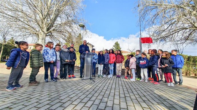 El alcalde de León, junto con un grupo de niños de la zona, en el acto en el que se ha descubierto la placa con el nombre del parque.