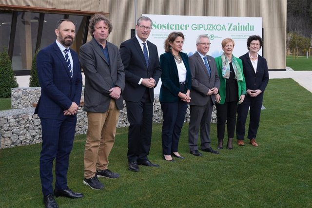 Denis Itxaso;  Xabier Ezeizabarrena, Markel Olano, Teresa Ribera, José Ignacio Asensio,  Arantxa Tapia y Nekane Arzallus en la inauguración de la nueva sede de Naturklima en San Sebastián