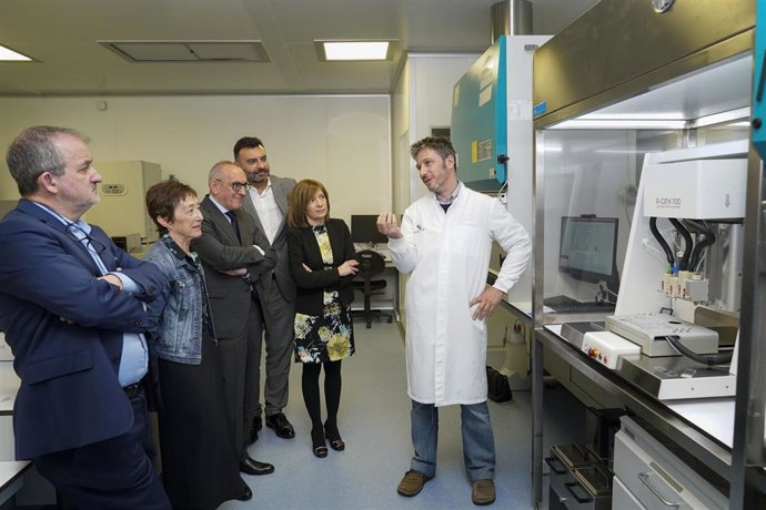 Ramiro González, Pilar García de Salazar, Manoli Igartua y Agustín Sáenz visitan la primera bioimpresora 3D de Euskadi para la industria farmacéutica