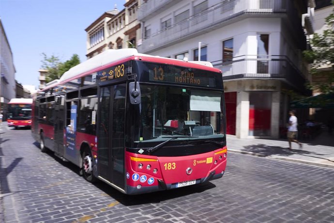 Archivo - Detalle de los autobuses de Tussam circulando por las calles, a 21 de junio de 2022 en Sevilla (Andalucía, España)
