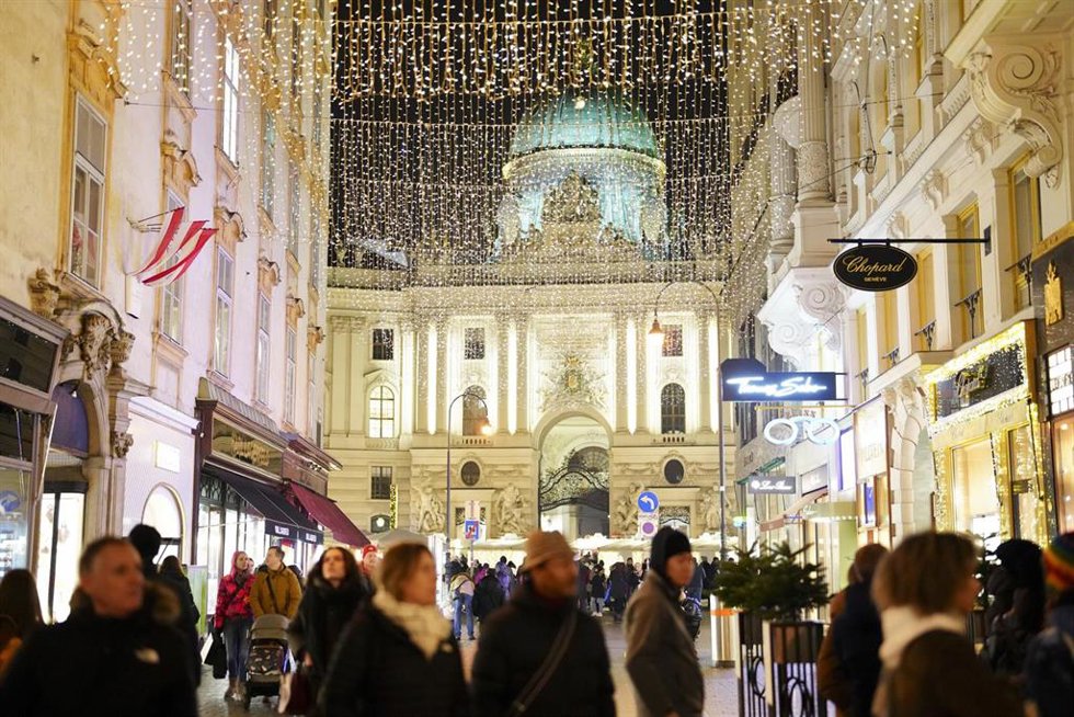 Archivo - Calle comercial en el centro de Viena.