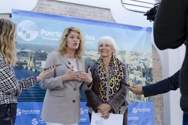 La presidenta de la Asociación internacional para la colaboración entre Puertos y Ciudades (RETE), Teófila Martínez, junto a la presidenta del Puerto de Huelva, Pilar Miranda.
