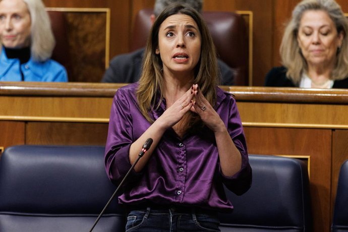 La ministra d'Igualtat, Irene Montero, intervé durant una sessió de control al Govern, en el Congrés dels Diputats, a 8 de mar de 2023, a Madrid (Espanya). 