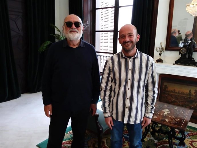 Miquel ngel Contreras, coordinador general de cultura, y el coordinador del día mundial de la poesía, Biel Mesquida