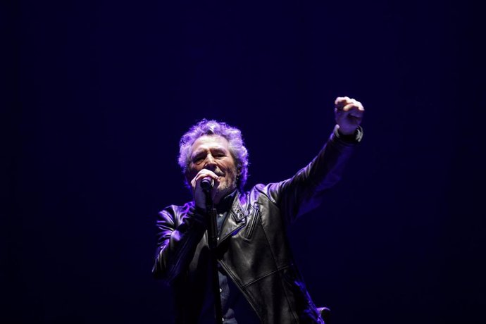 Archivo - El cantante Miguel Ríos, en el concierto ofrecido en el Teatro Isabel la Católica el 21 de diciembre del 2022 