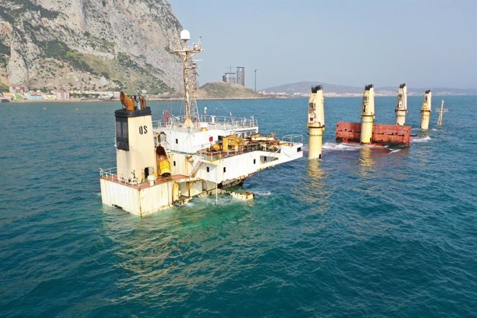 El buque OS35, hundido desde finales de agosto de 2022 en Gibraltar frente al litoral de La Línea de la Concepción (Cádiz)
