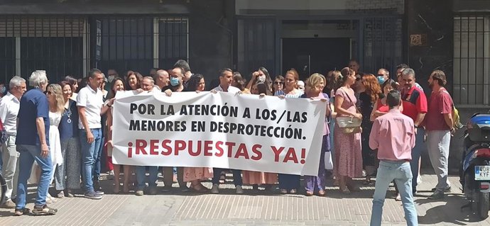 Archivo - Concentración de protesta de trabajadores del Servicio de Protección de Menores de la Junta en Córdoba.