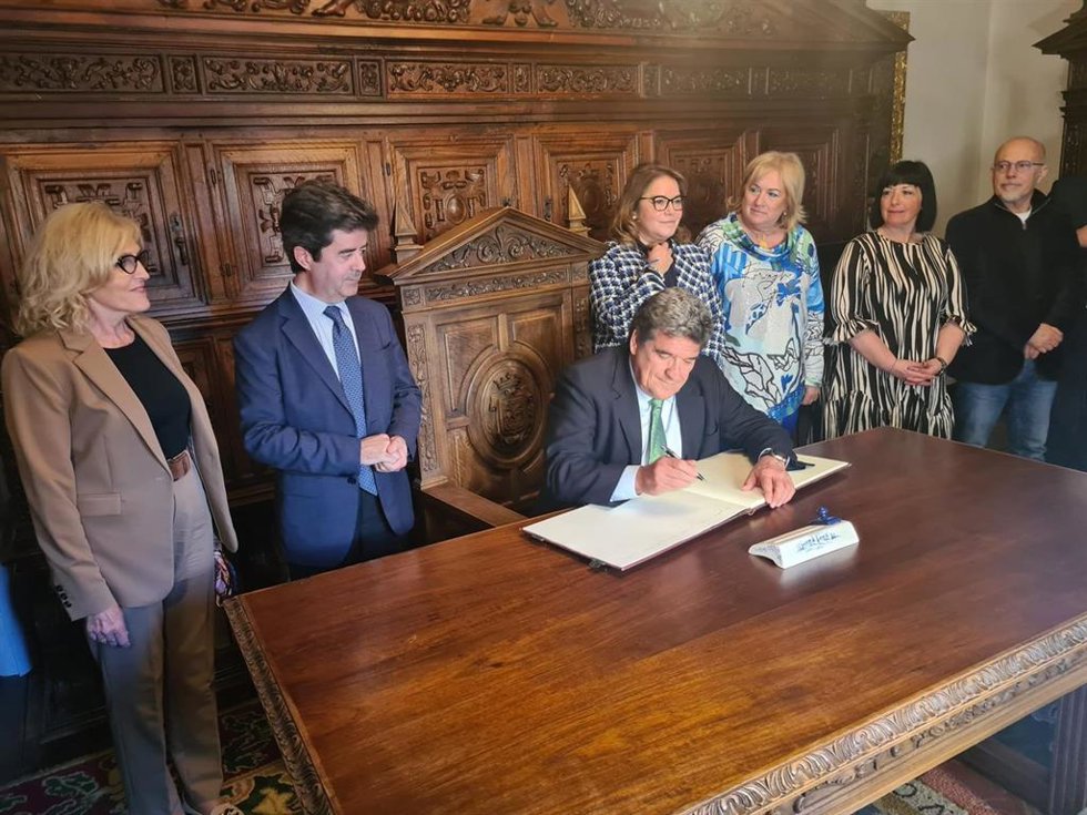 El ministro de Inclusión, Seguridad Social y Migraciones, José Luis Escrivá, junto al alcalde de Huesca, Luis Felipe, durante su visita a la ciudad.