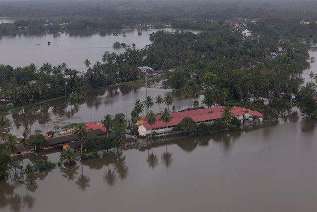 Archivo - 20 December 2022, Malaysia, Kota Bharu: Several areas are seen inundated with water around Pasir Putih, Pasir Mas and Kota Bharu as the flood situation worsens in Malaysia. Photo: Hazim Mohammad/BERNAMA/dpa