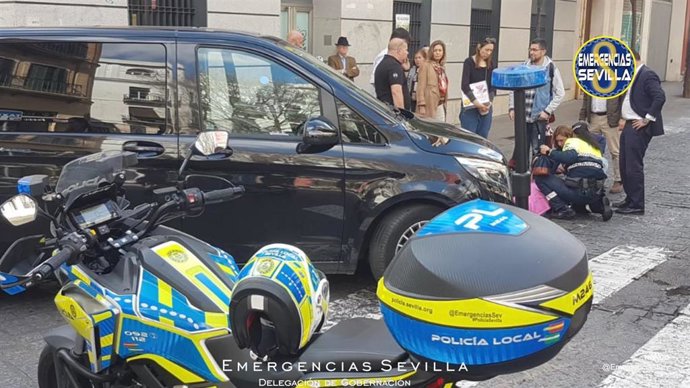 La Policía Local ha asistido en primera instancia a la anciana atropellada por un VTC en la Plaza de la Alfalfa.