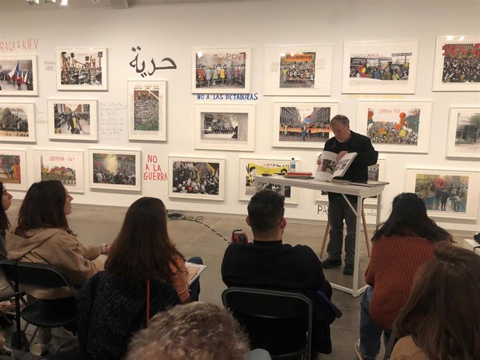 El fotógrafo de la agencia Magnum Alex Webb durante la masterclass que llevó a cabo durante el Photo Forum Fest en Barcelona