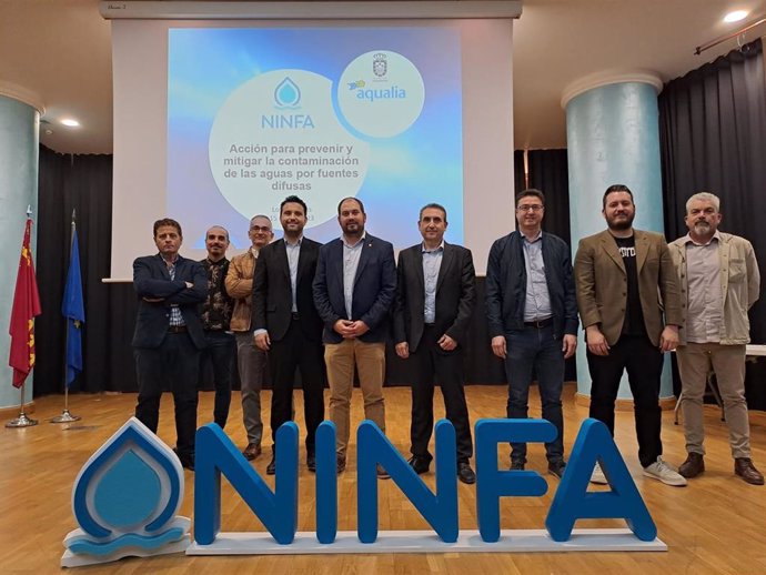 El alcalde de Los Alcázares, Mario Pérez Cervera, y el director de Levante de Aqualia, Higinio Martínez han presentado esta semana el proyecto NINFA