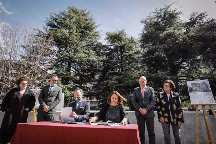 El jefe del Gobierno en funciones, Xavier Espot, y la cónsul mayor de Escaldes, Rosa Gili, en el momento de firmar el convenio.