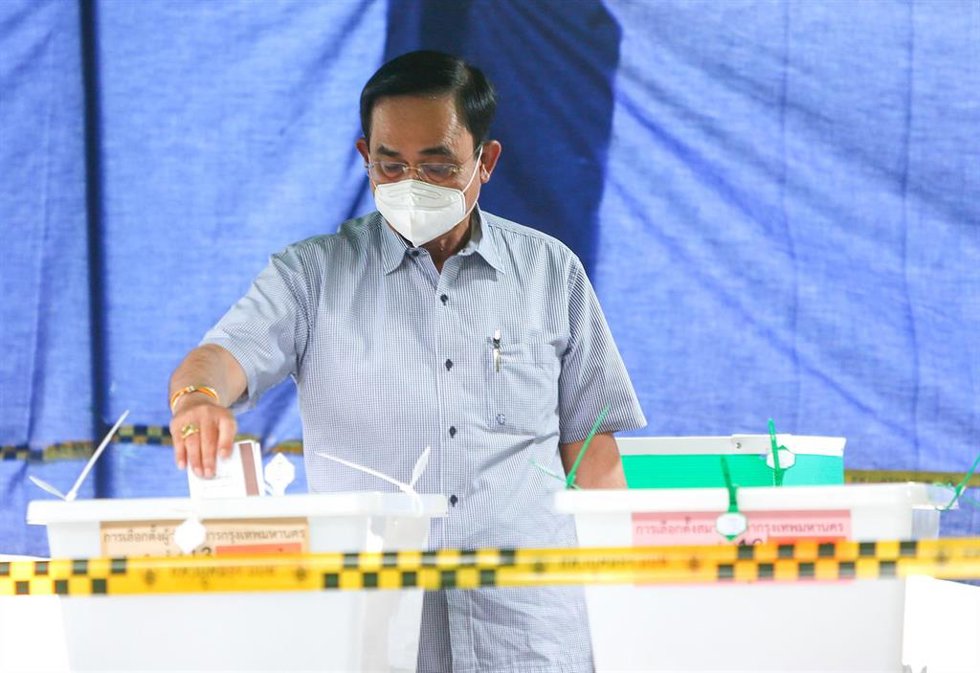 Archivo - El primer ministro de Tailandia, Prayuth Chan Ocha vota para elegir al gobernador de Bangkok