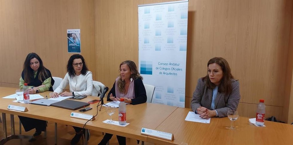 Isabel Suraña, decana del Colegio de Arquitectos de Cádiz, María de la Barca; secretaria del Cacoa, Noemí Sanchís; presidenta de la entidad; y Cristina Murillo, decana del Colegio de Arquitectos de Sevilla;
