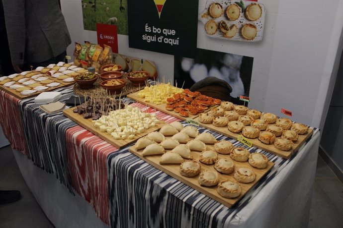 Archivo - Muestra de productos típicos de Baleares por Semana Santa elaborados por el supermercado Eroski