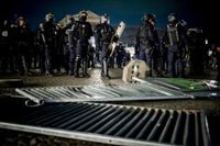 La Policía francesa dispersa a miles de manifestantes en París por las protestas contra la reforma de las pensiones