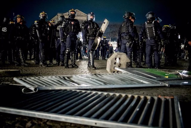 Policías en la Plaza de la Concordia de París, Francia