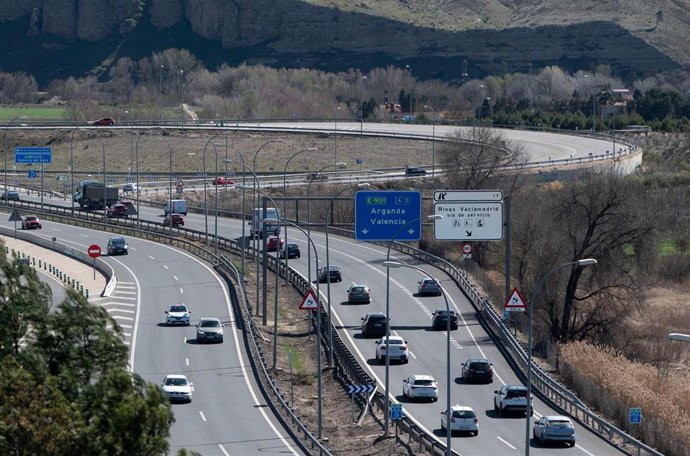 Atasco en la autovía A3, a 17 de marzo de 2023, en Madrid (España). Hoy a las 15:00 horas comienza la operación salida con motivo del puente de San José. 