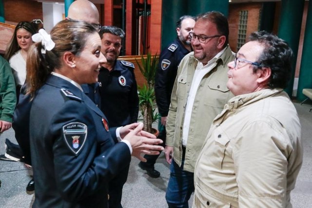 Rodríguez Osuna charla con una agente en el acto de la Policía Local.