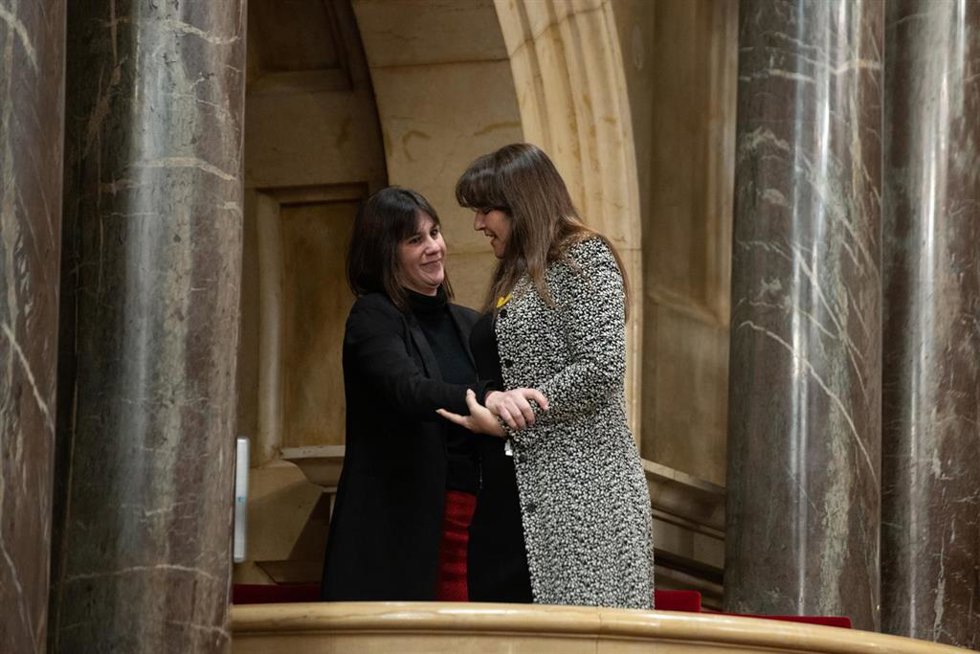 Archivo - La presidenta de Junts, Laura Borrs, se abraza con la secretaria segunda de la Mesa del Parlament, Aurora Madaula, durante una sesión de control en el Parlament de Catalunya, a 8 de febrero de 2023, en Barcelona, Catalunya (España).  