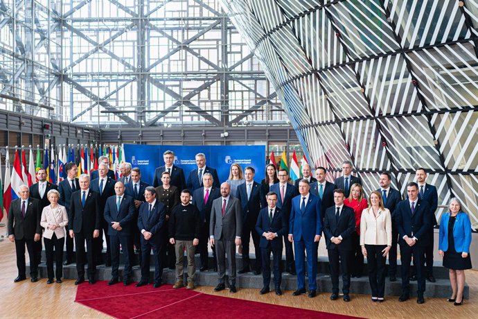Archivo - FILED - 09 February 2023, Belgium, Brussels: Ukrainian President Volodymyr Zelensky poses with EUleaders for the family photo before an EU summit in Brussels. Photo: Florian Schrtter/BKA/dpa