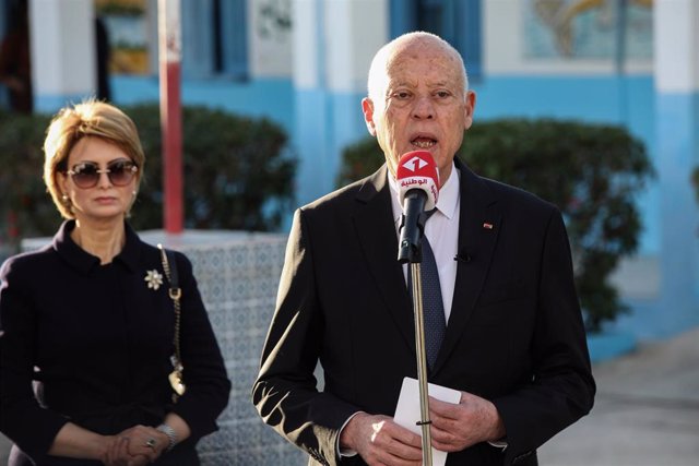Archivo - El presidente tunecino Kais Saied tras votar durante las elecciones parlamentarias tunecinas de 2022.