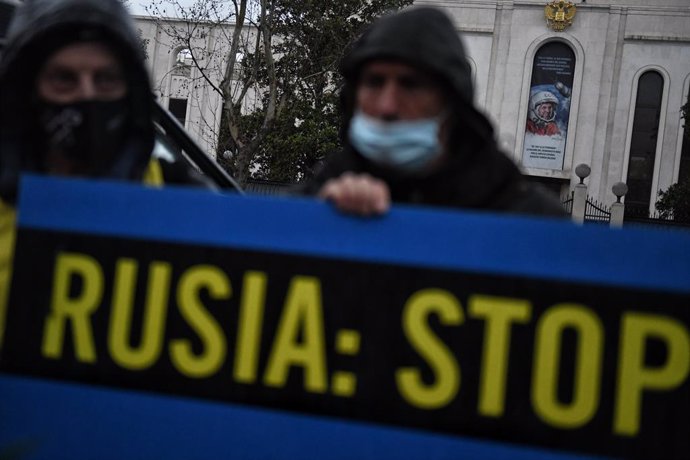 Archivo - Una persona sostiene una pancarta contra Rusia durante una manifestación en apoyo a Ucrania frente a la Embajada de Rusia, a 24 de marzo de 2022, en Madrid (España). La concentración está convocada por Amnistía Internacional España y es una de