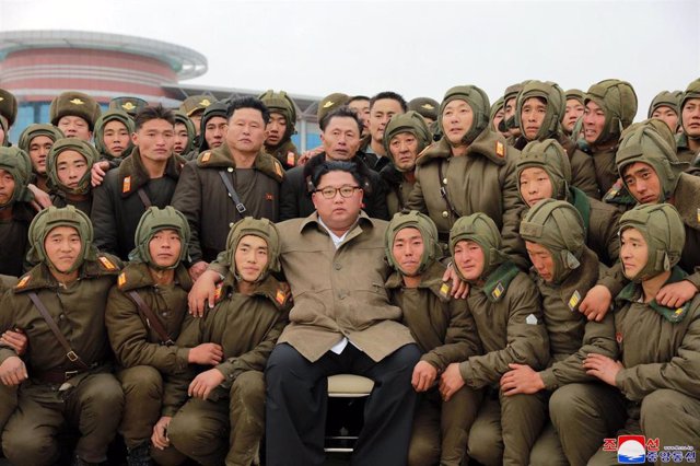 Archivo - Kim Jong Un posa con un grupo de francotiradores militares del Ejército norcoreano