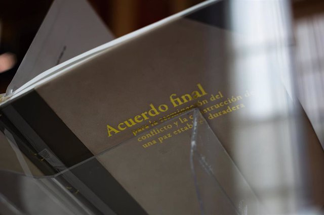 Archivo - Documento del Acuerdo de Paz en Colombia, durante la ceremonia por su sexto aniversario