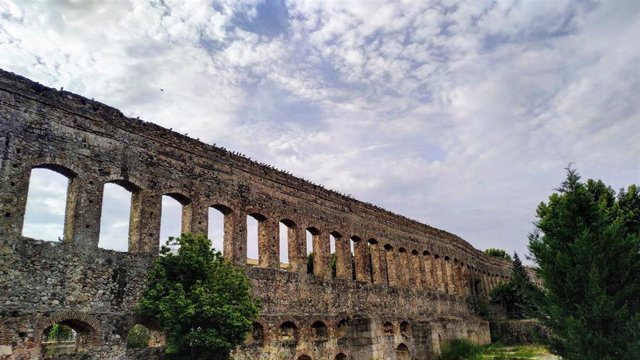 Archivo - Acueducto de San Lázaro de Mérida un día con nubes