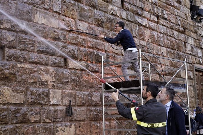 El alcalde de Florencia, Dario Nardella, limpia la fachada del emblemático Palacio Vecchio tras ser pintado por dos activistas climáticos.