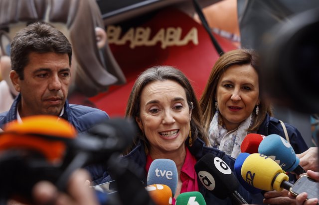 La secretaria general del Partido Popular, Cuca Gamarra, atiende a medios tras su visita a la Falla de la Merced, a 17 de marzo de 2023, en Valencia, Comunidad Valenciana (España).