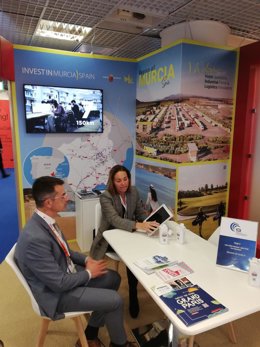La directora de la oficina de Promoción del Itrem, María del Mar Martínez Ballester, en la feria celebrada en Cannes.