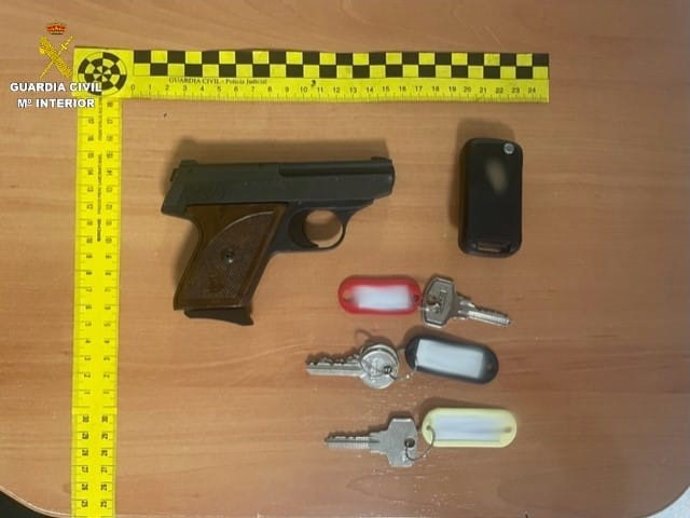 Pistola y llaves intervenidas en el marco de la Operación Cartone