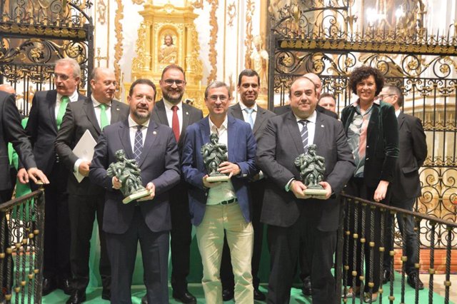 El consejero de Fomento e Infraestructuras, José Ramón Díez de Revenga, junto a los galardonados de los 'II Premios Foro Casco Histórico de Lorca'.