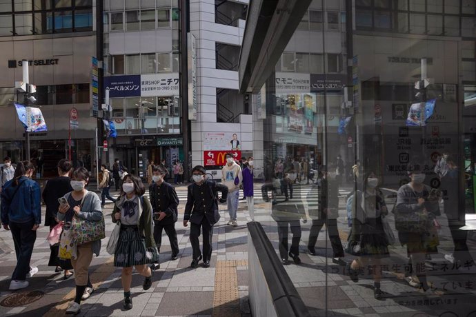 Estudiantes japoneses caminan frente a la estación tokiota de Ikebukuro