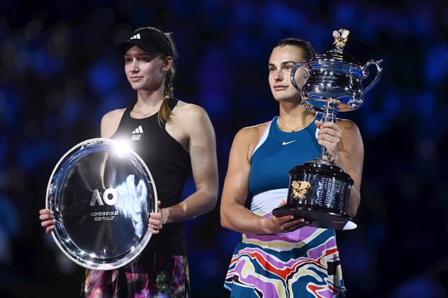 Archivo - Aryna Sabalenka of Belarus and Elena Rybakina of Kazakhstan hold pose with thier trophies follwing the Women’s Singles Final at the 2023 Australian Open tennis tournament at Melbourne Park in Melbourne, Saturday, January 28, 2023. (AAP Image/Joe