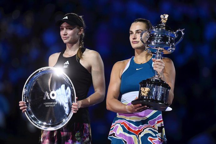 Archivo - Aryna Sabalenka of Belarus and Elena Rybakina of Kazakhstan hold pose with thier trophies follwing the Womens Singles Final at the 2023 Australian Open tennis tournament at Melbourne Park in Melbourne, Saturday, January 28, 2023. (AAP Image/J