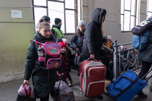 Archivo - 12 de marzo de 2022, Levandivka, Ucrania: Familias ucranianas vistas subiendo a un tren con destino a Polonia después de ser controladas por los soldados ucranianos. 