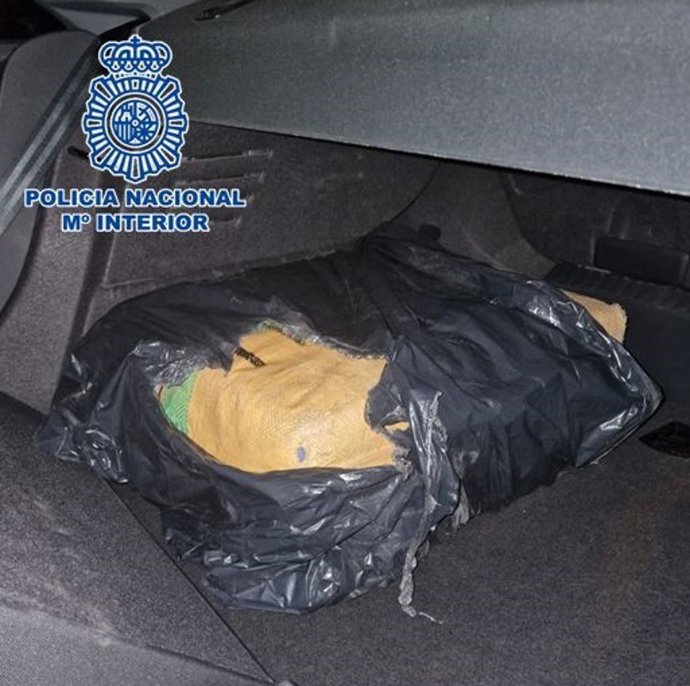 Intervienen 35 kilos de hachís ocultos en el maletero de un vehículo robado en Algeciras (Cádiz)
