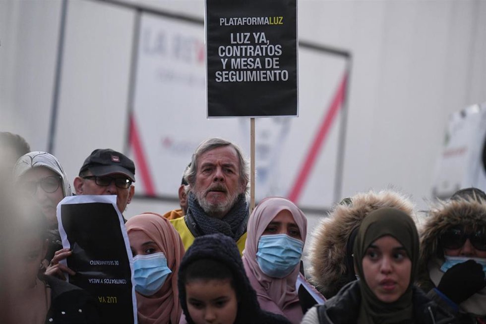 Archivo - Manifestantes para pedir que el suministro eléctrico vuelva a la Cañada Real frente a la Asamblea de Madrid.